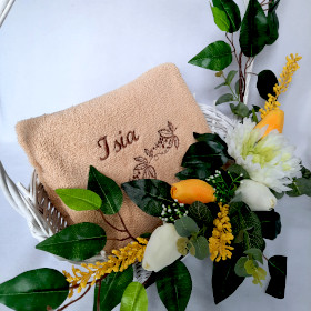 kosz prezentowy z ręcznikiem z imieniem prezent dla niej haftyok.pl